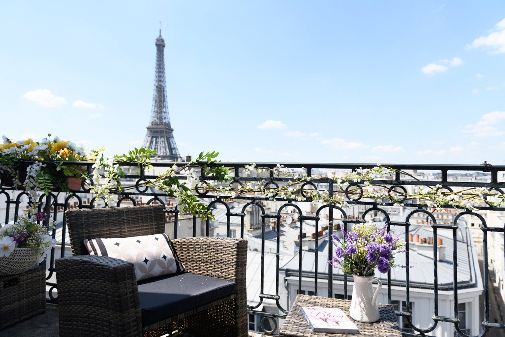 Eiffel Tower views apartment